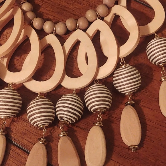 Anthropologie statement necklace Final reduction - Picture 2 of 2